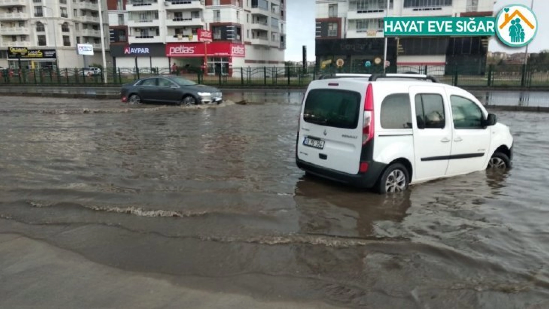 Diyarbakır'da sağanak yağış hayatı olumsuz etkiledi