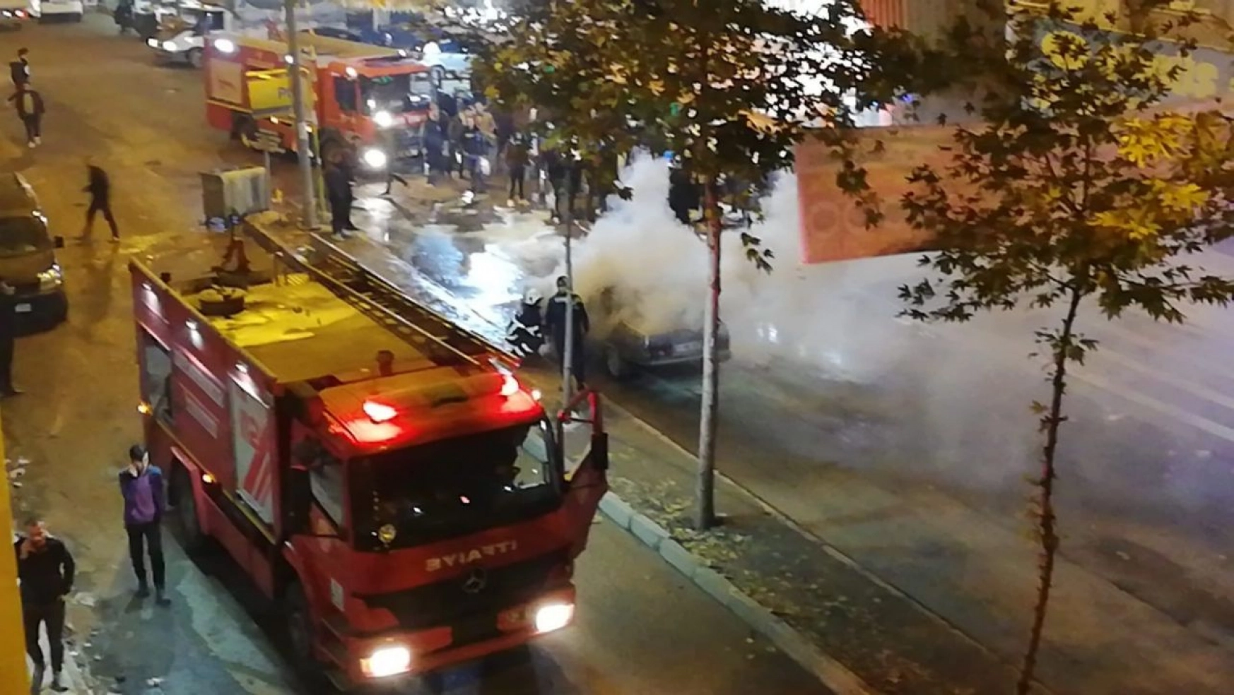 Diyarbakır'da seyir halindeki otomobil alev alev yandı