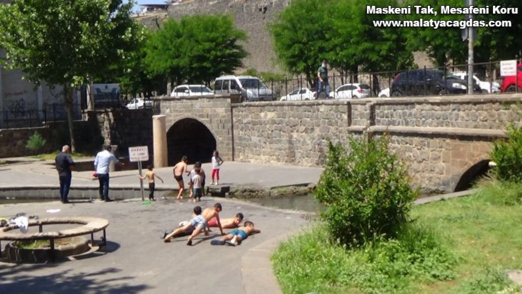 Diyarbakır'da sıcaktan bunalan çocuklar tehlikeye rağmen süs havuzlarını doldurdu