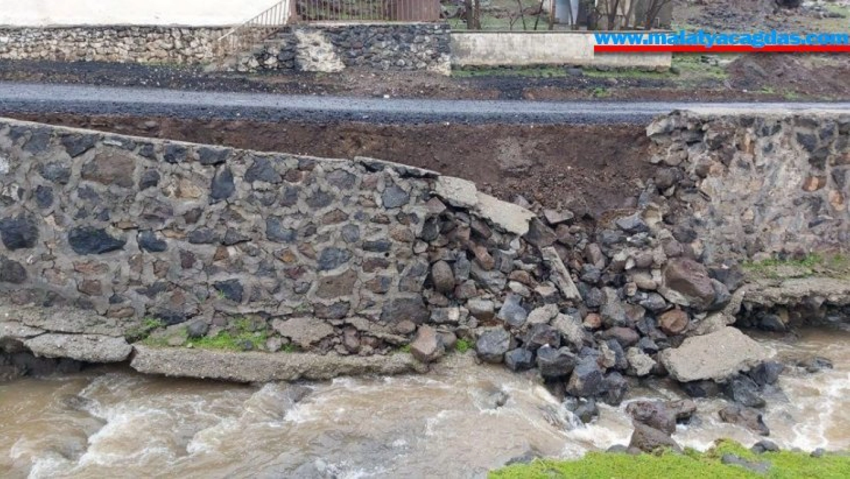 Diyarbakır'da şiddetli yağış nedeniyle istinat duvarı çöktü