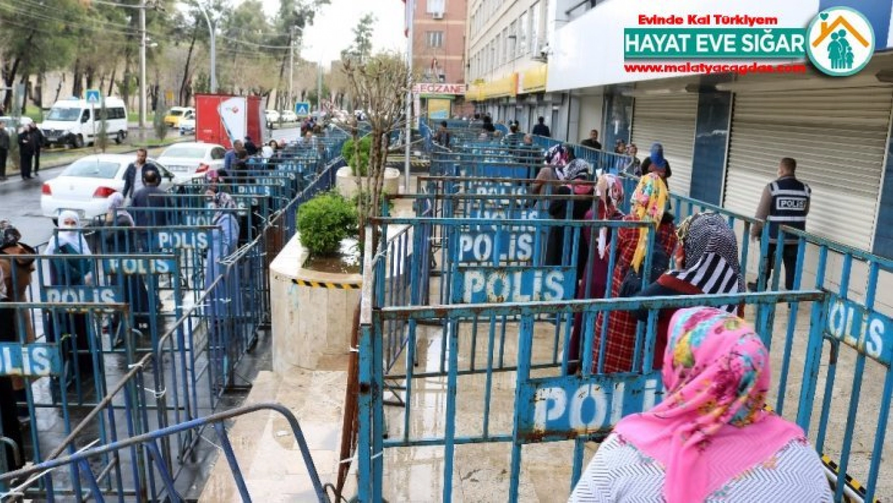 Diyarbakır'da sosyal mesafeyi korumak için bariyer yerleştirildi