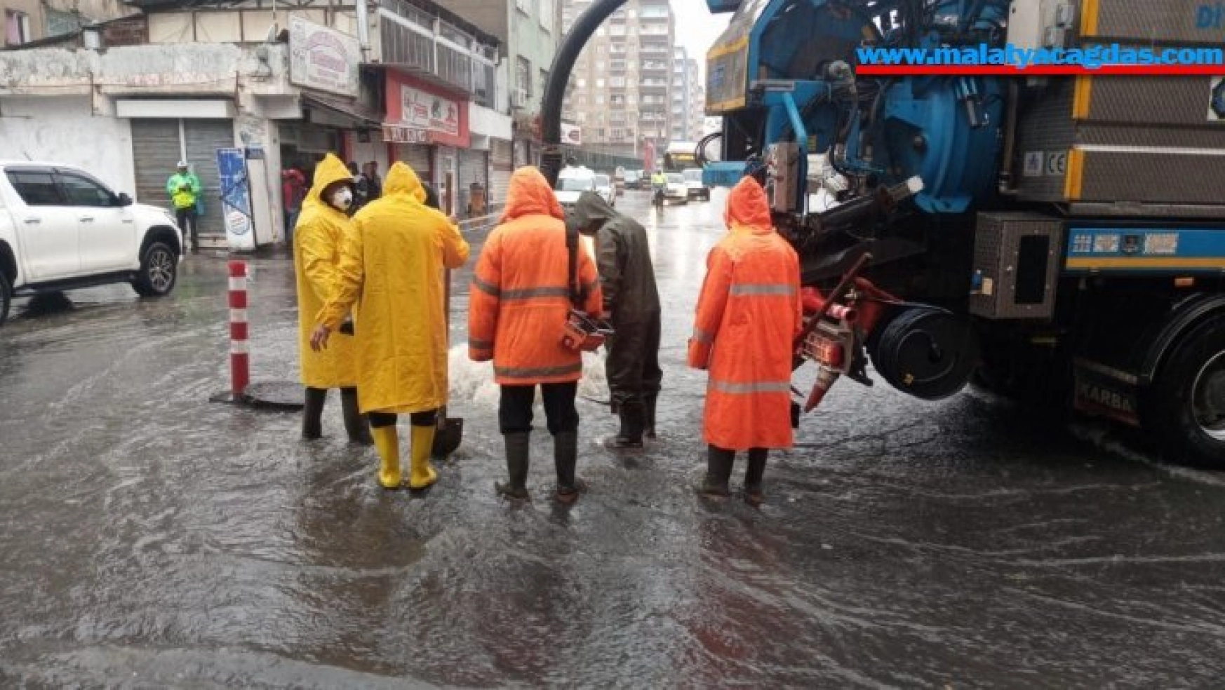 Diyarbakır'da su taşkını nedeniyle vatandaşlar zor anlar yaşadı