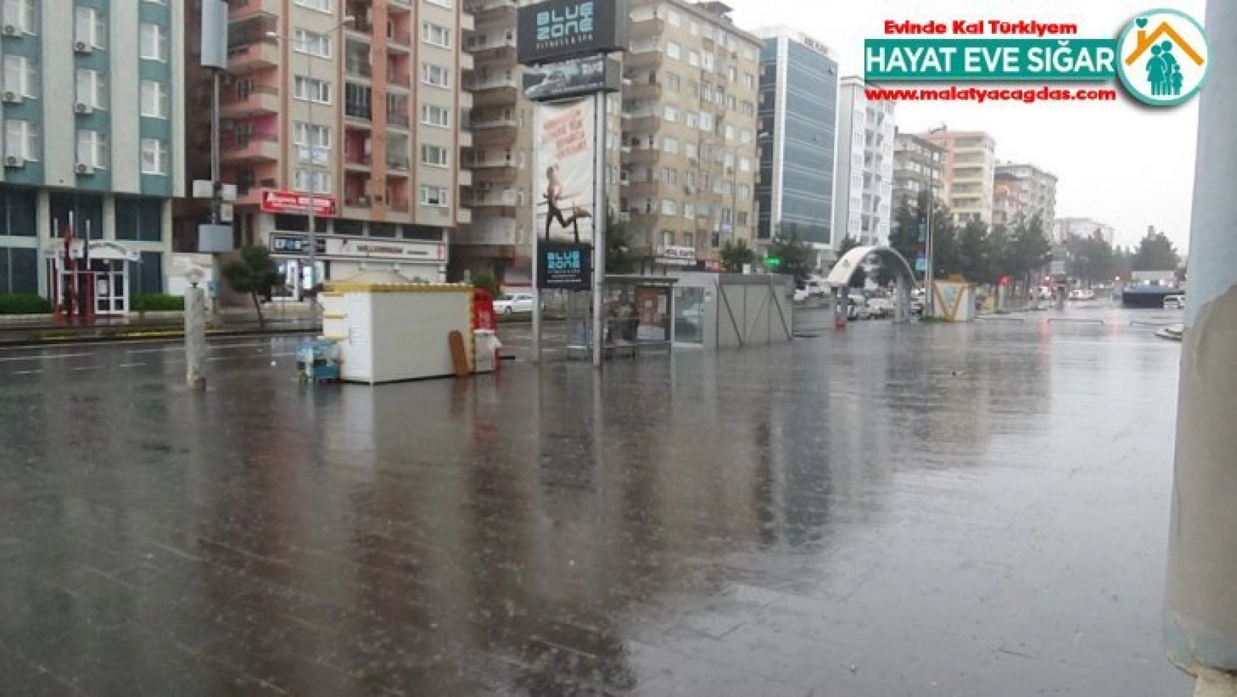 Diyarbakır'da sular altında kalan araçlar çekici yardımıyla kurtarıldı