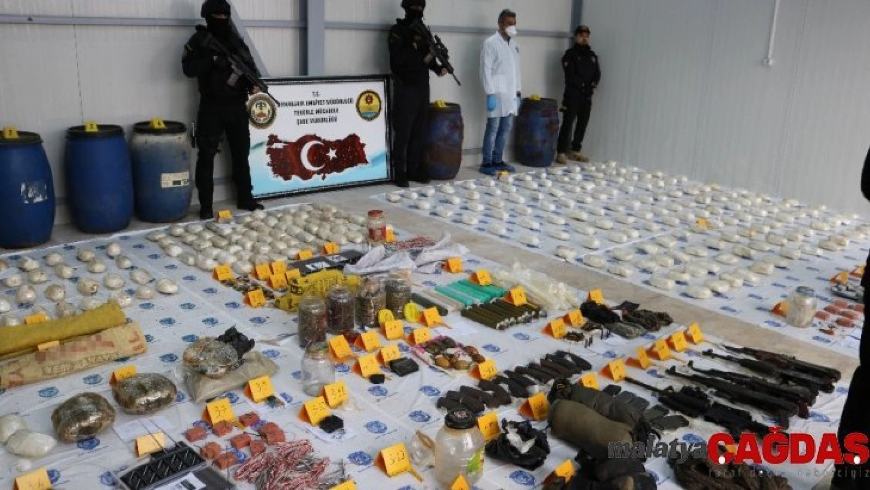 Diyarbakır'da teröristlere ait cephanelik ele geçirildi: 22 gözaltı