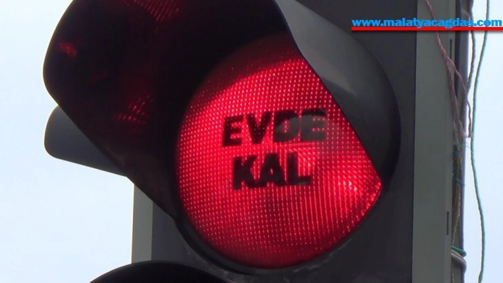 Diyarbakır'da trafik ışıklarına 'evde kal' yazısı yansıtıldı