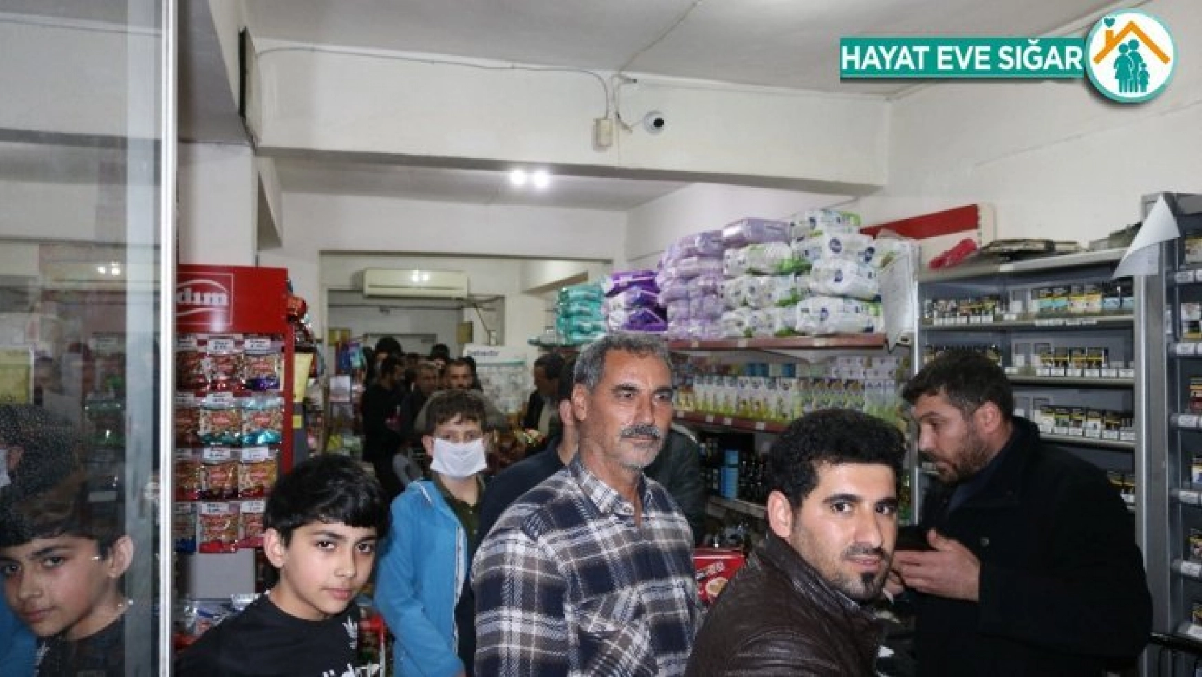 Diyarbakır'da vatandaşlar marketlere akın etti