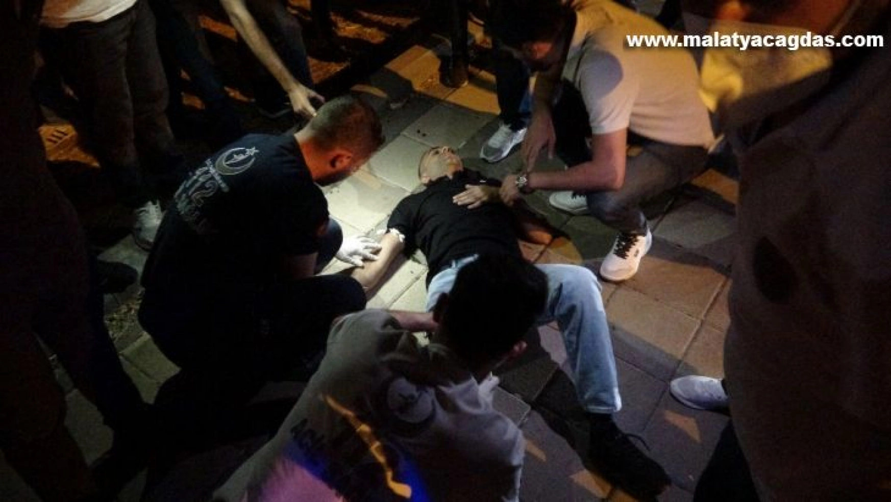 Diyarbakır'da yol kenarındaki 2 genç silahlı saldırıya uğradı