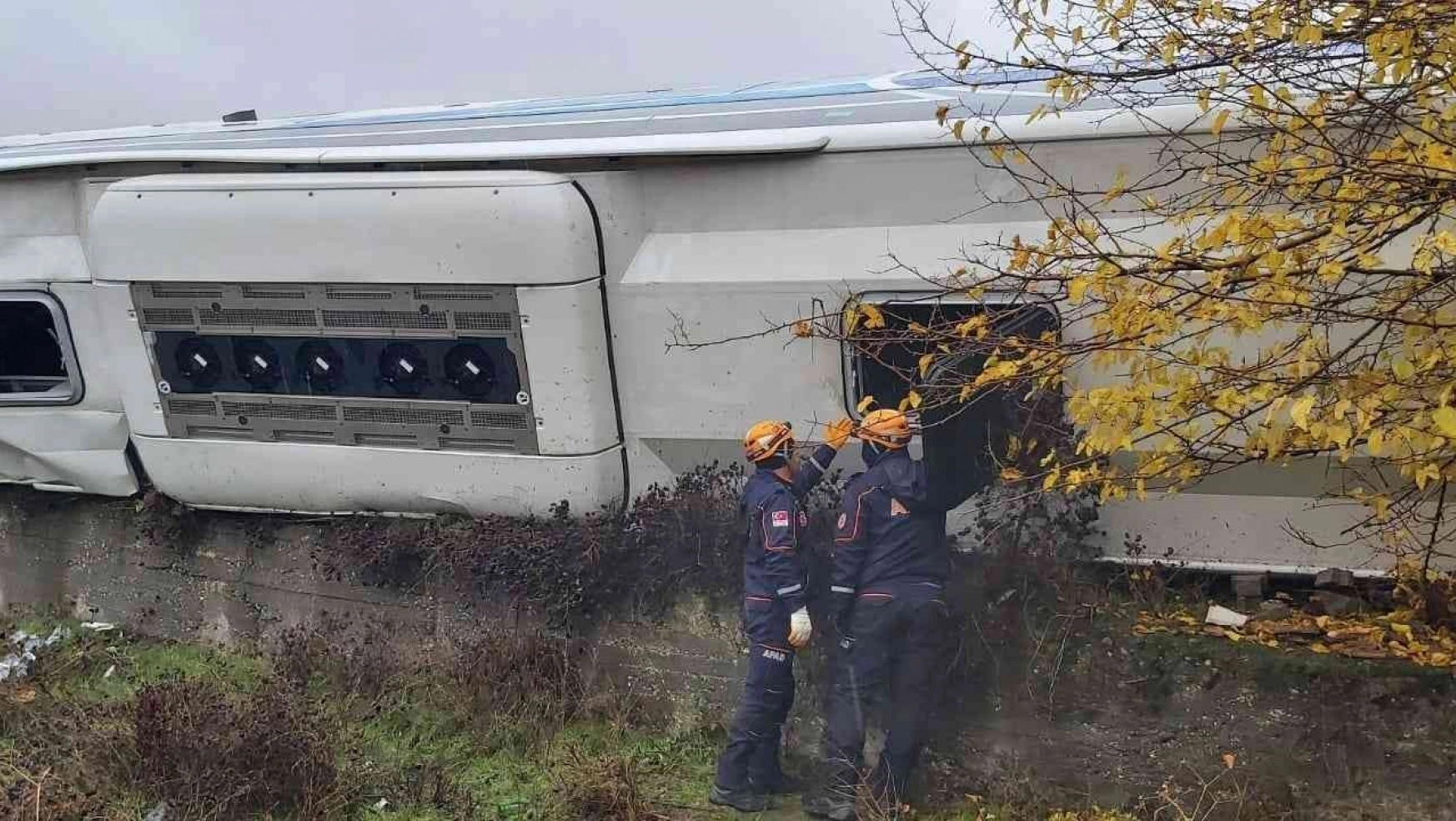 Diyarbakır'da yolcu otobüsü devrildi: 3'ü ağır 33 yaralı