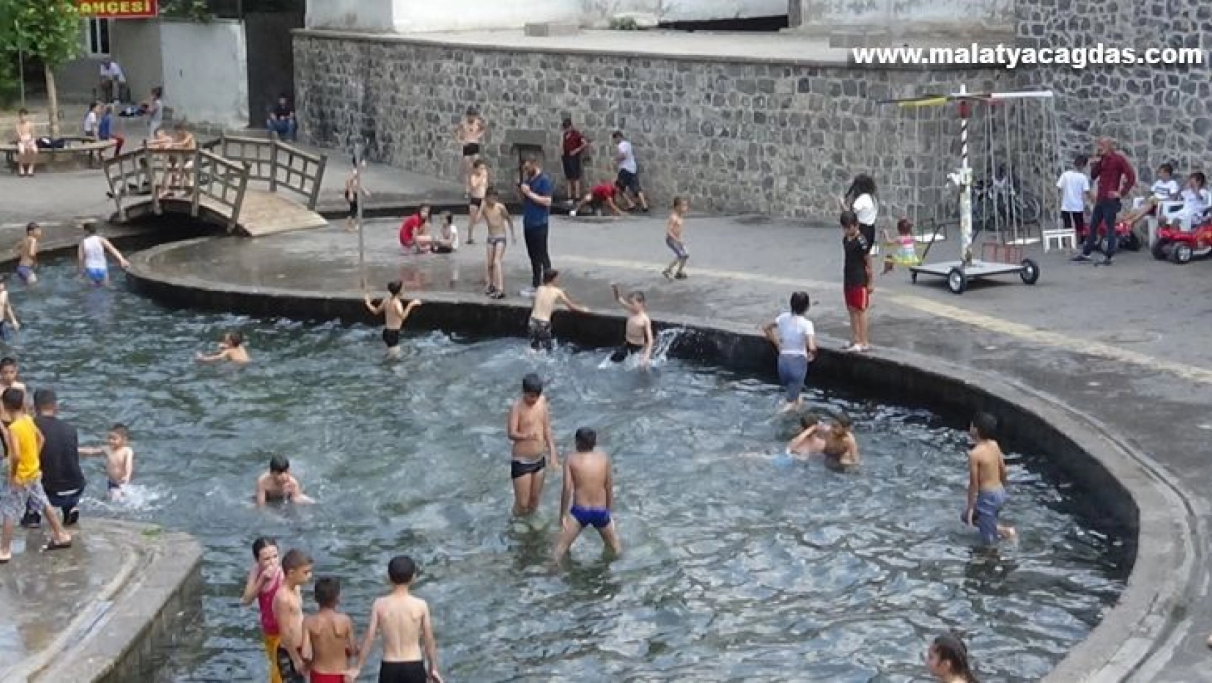 Diyarbakır'da yüksek hava sıcaklığında korona virüse davetiye