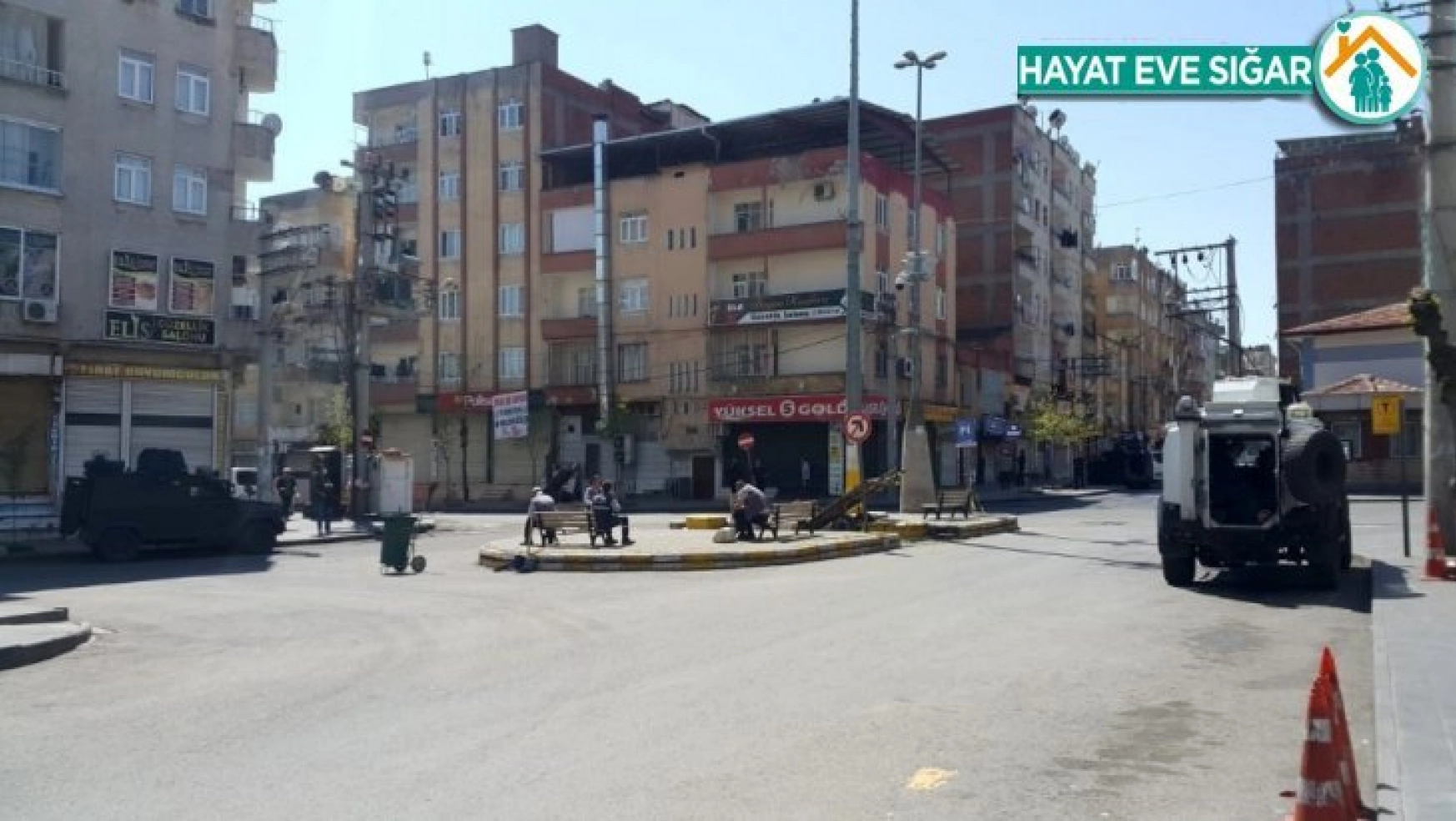 Diyarbakır'da zırhlı polis aracından vatandaşlara 'Şemmameli' moral