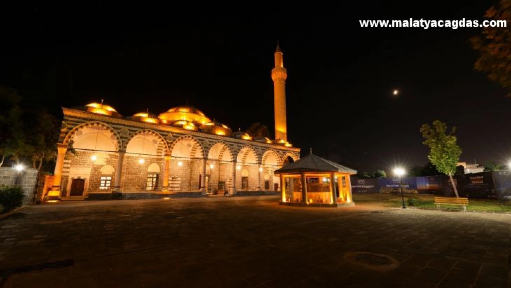 Diyarbakır'ın sembollerinden Kurşunlu Cami ışıklandırıldı