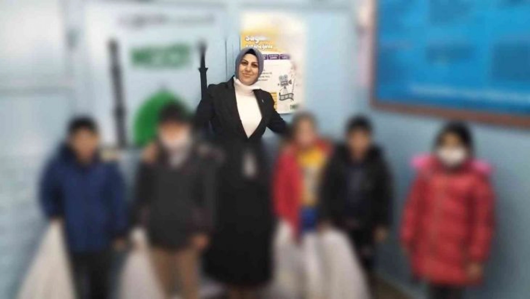 Diyarbakır'ın tek kadın muhtarı çocuklara giysi paketi hediye etti