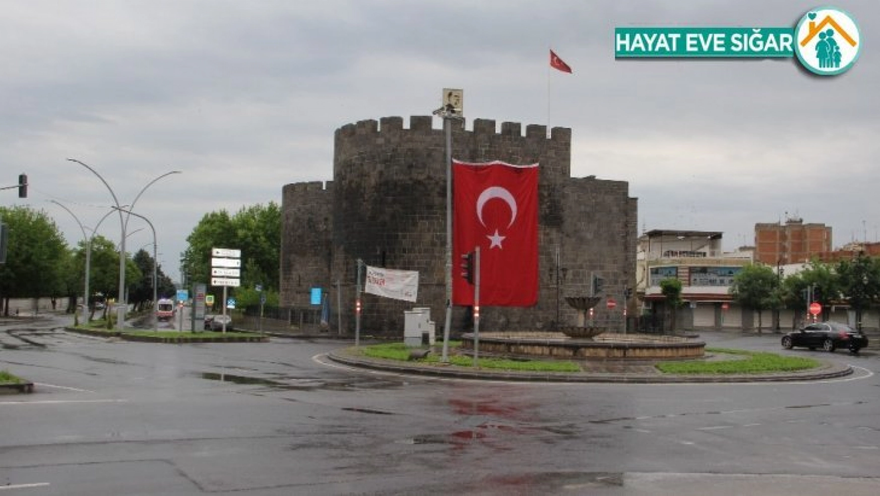 Diyarbakır kısıtlamaya uydu, cadde ve sokaklar boş kaldı