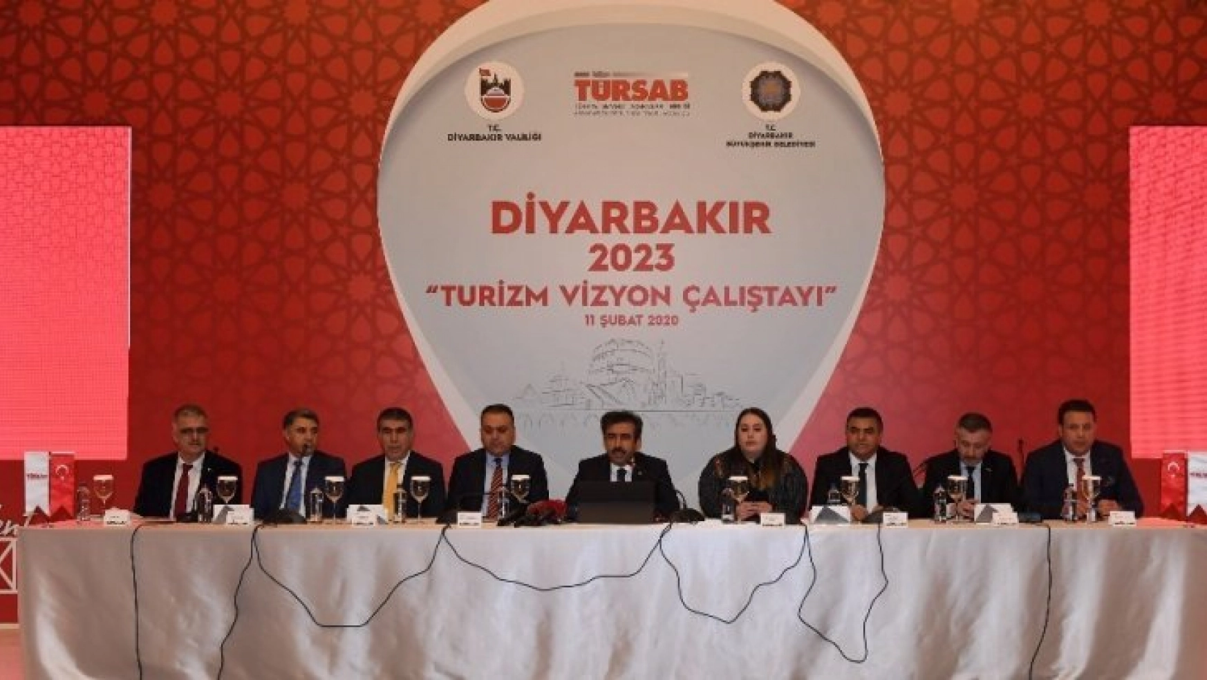 Diyarbakır Valisi Güzeloğlu: 'Diyarbakır'ı hak ettiği konuma ulaştırmak zorunda ve sorumluluğundayız'