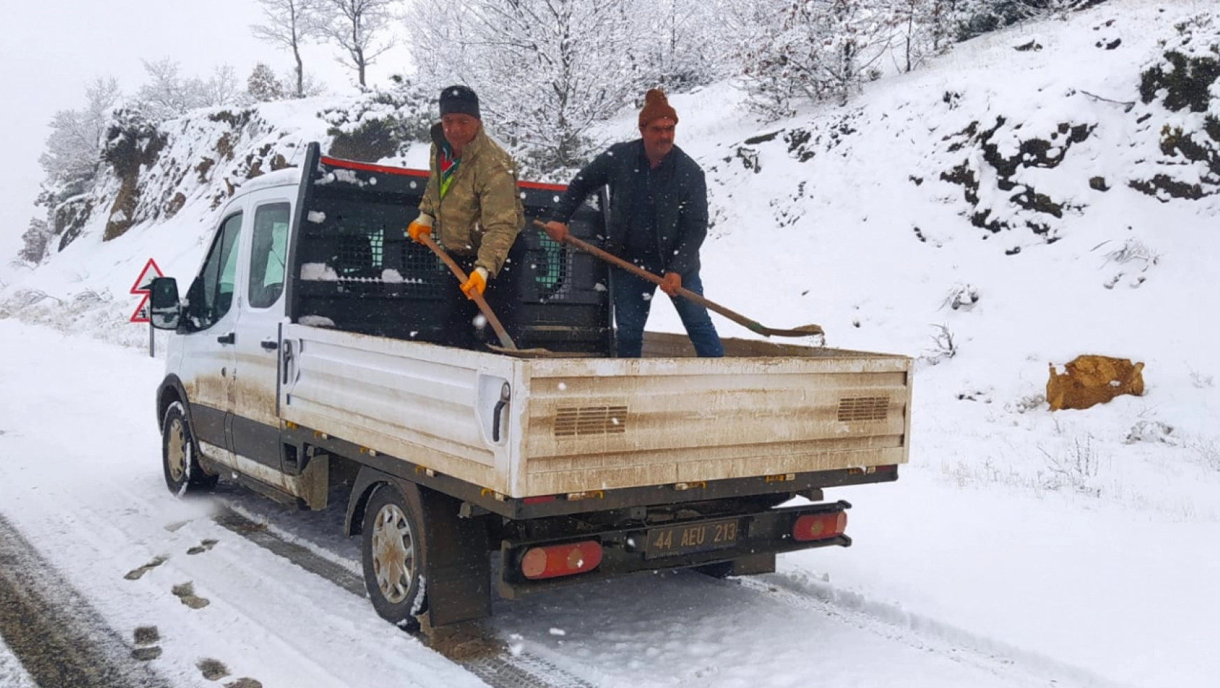 Doğanşehir Belediyesi karla mücadeleye devam ediyor