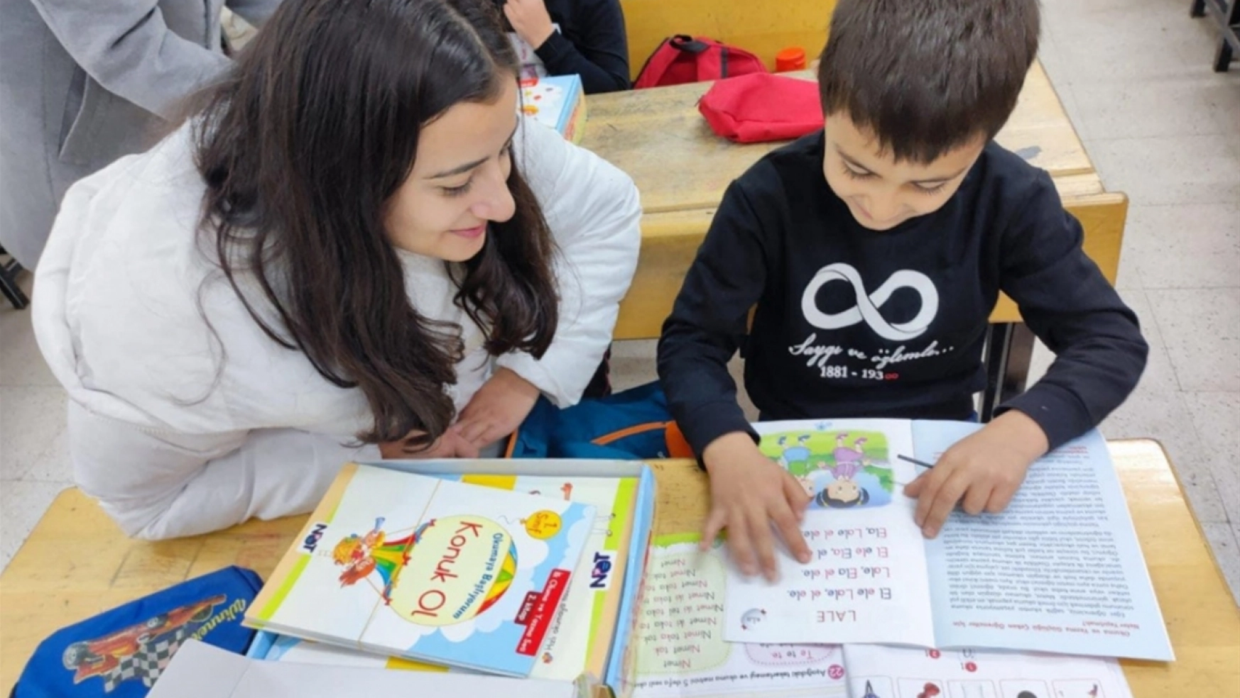 Doğanşehir'de liseliler yeni okula başlayan çocuklara moral verdi