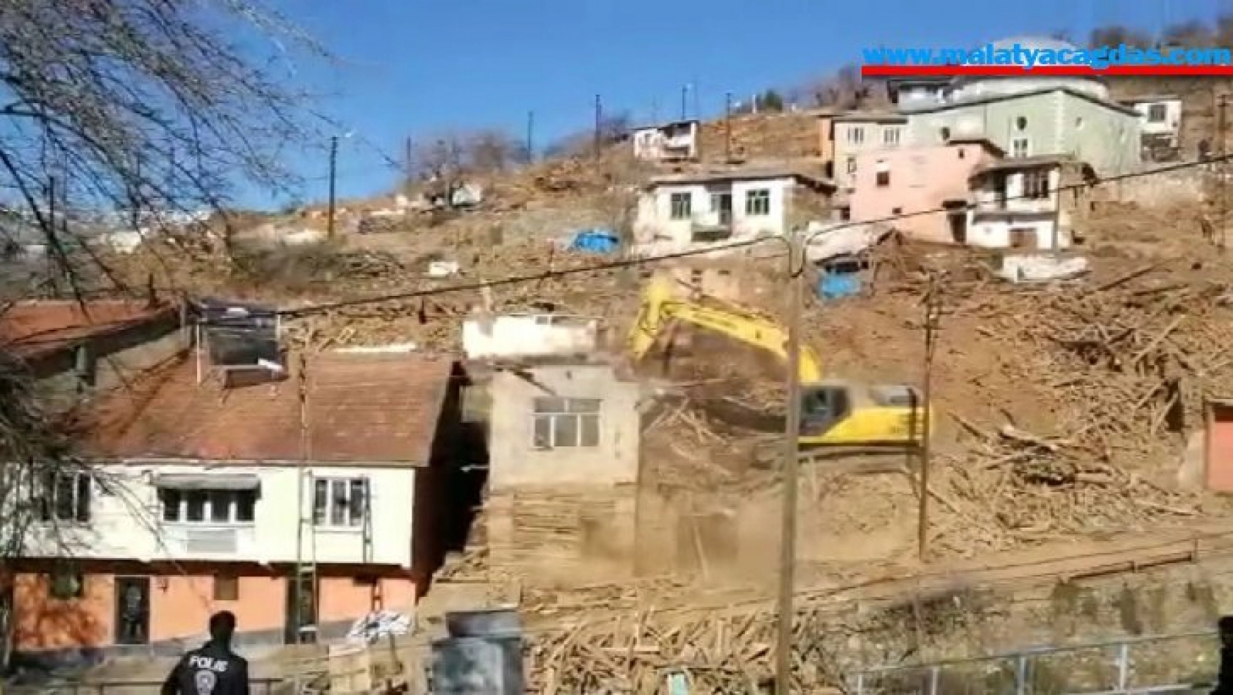 Doğanyol'da hasarlı evler yıkılmaya başlandı