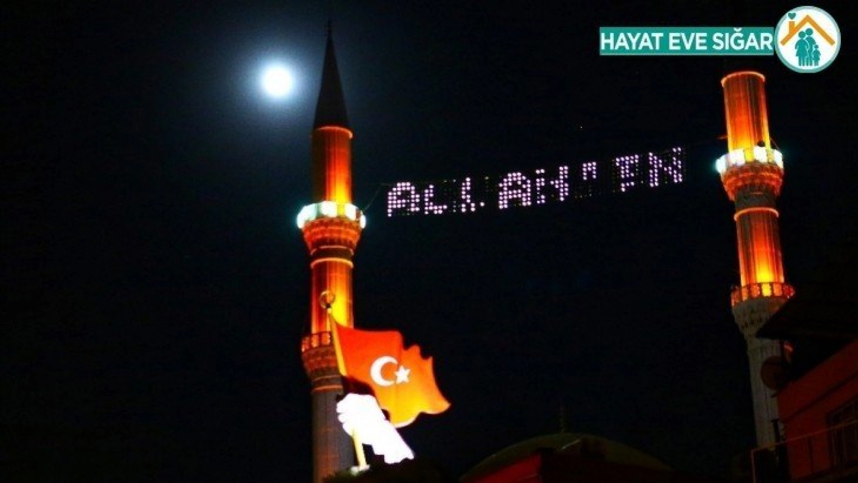 Ay tutulması Hatayda Türkiyenin simgeleri ile görüntülendi
