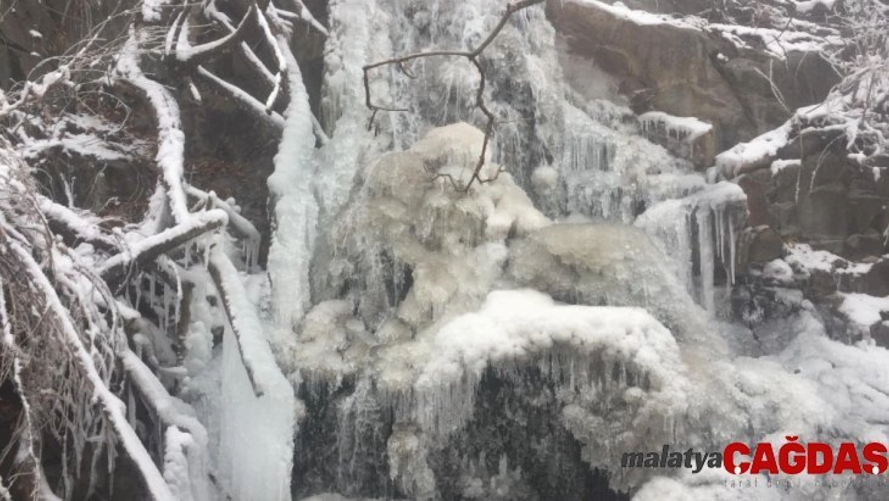 Dondurucu soğukların yaşandığı Sivas'ta şelaleler buz tuttu