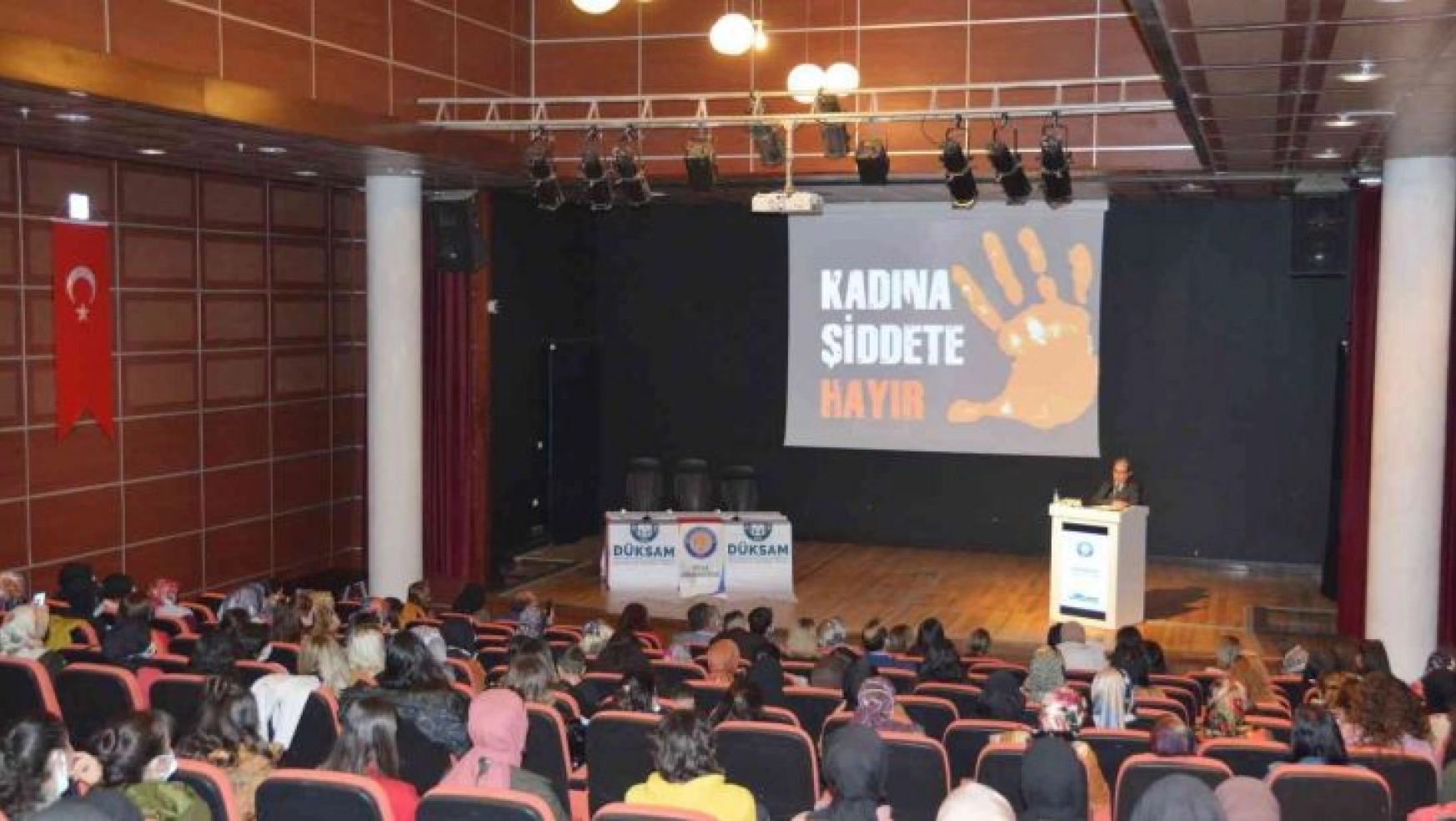 DÜ'de kadına yönelik şiddet ve kadın temalı sergi düzenlendi