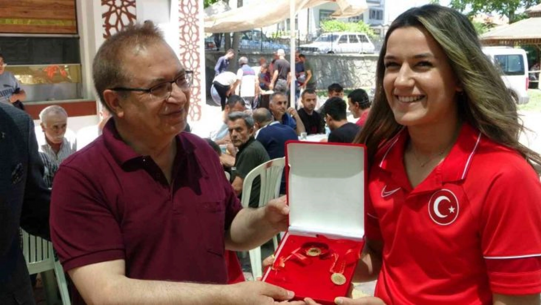 Dünya şampiyonu Akbaş'a bir altın da Başkan Kazgan'dan