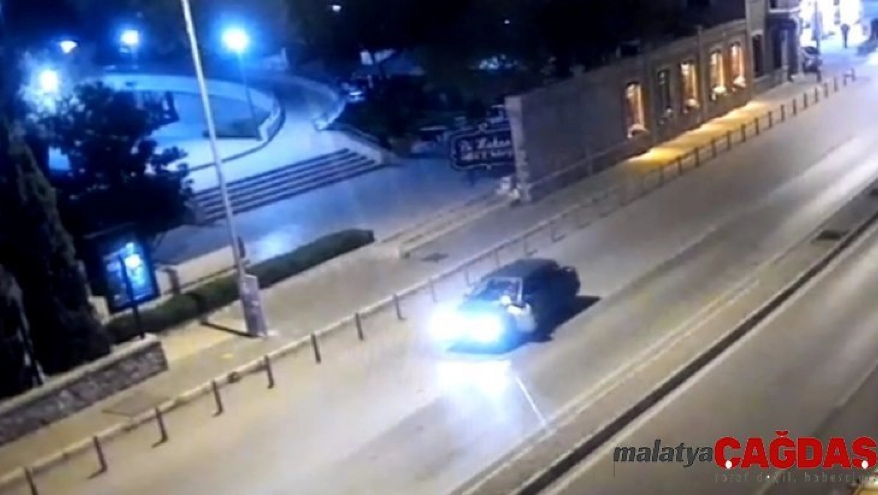 'Dur' ihtarına uymayan sürücü, polisi 400 metre arabasının kaputunda taşıdı