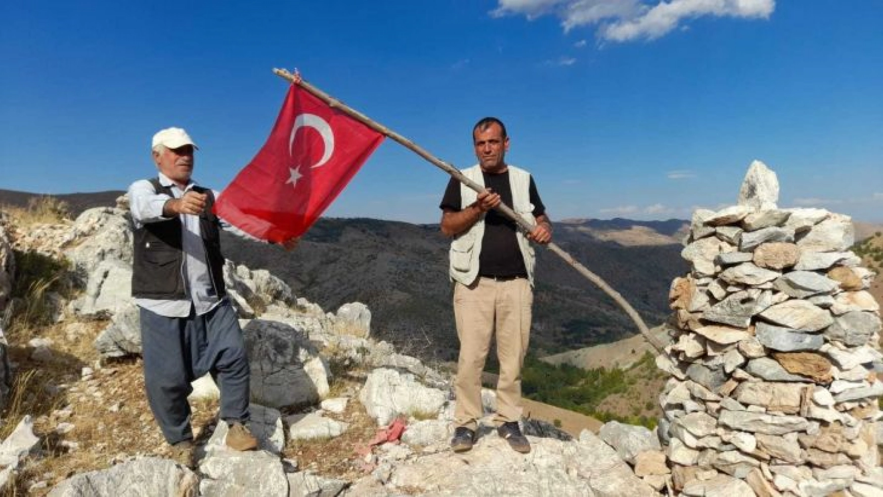 Duyarlı vatandaş Türk bayrağını yeniledi