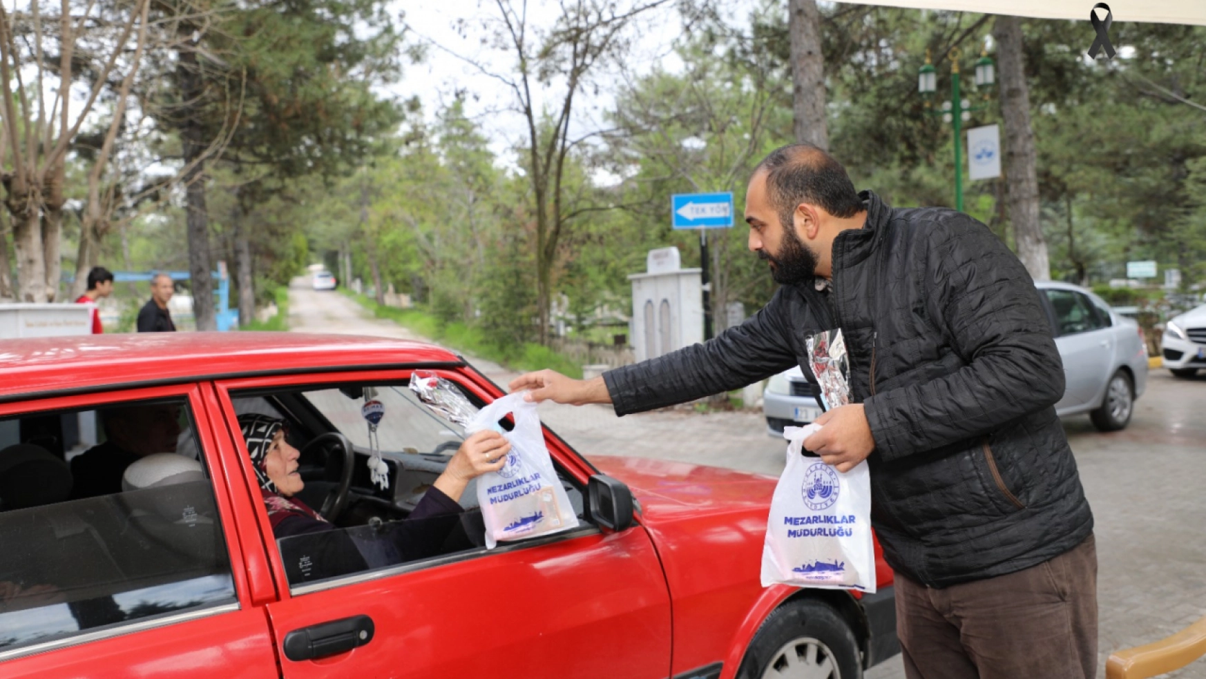 Elazığ Belediyesi Mezarlıklarda Ücretsiz Yasin-İ Şerif, Karanfil ve Lokum Dağıttı