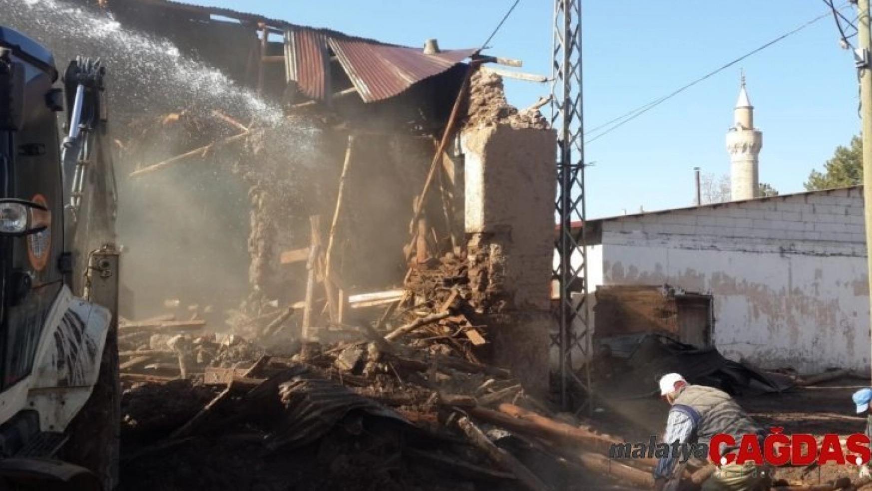 Elazığ'da 20 metruk yapı yıkıldı