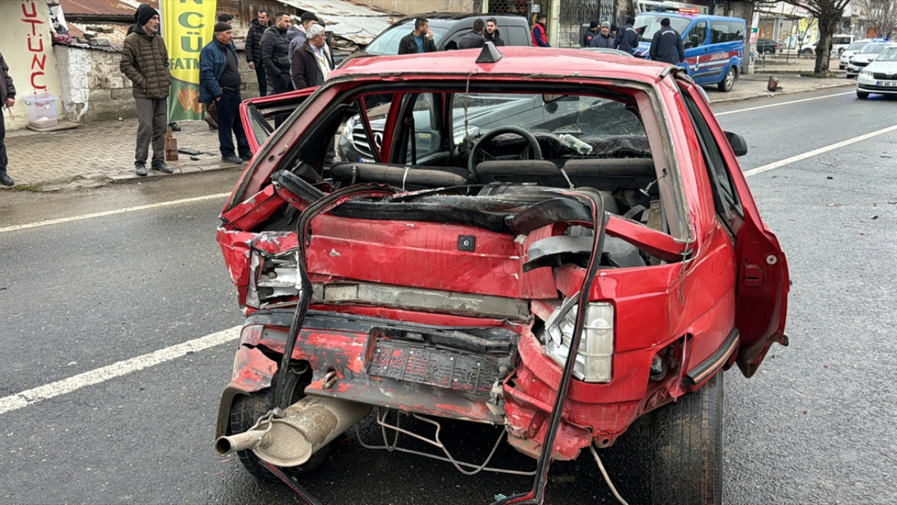 Elazığ'da 3 aracın karıştığı kazada 2 kişi yaralandı
