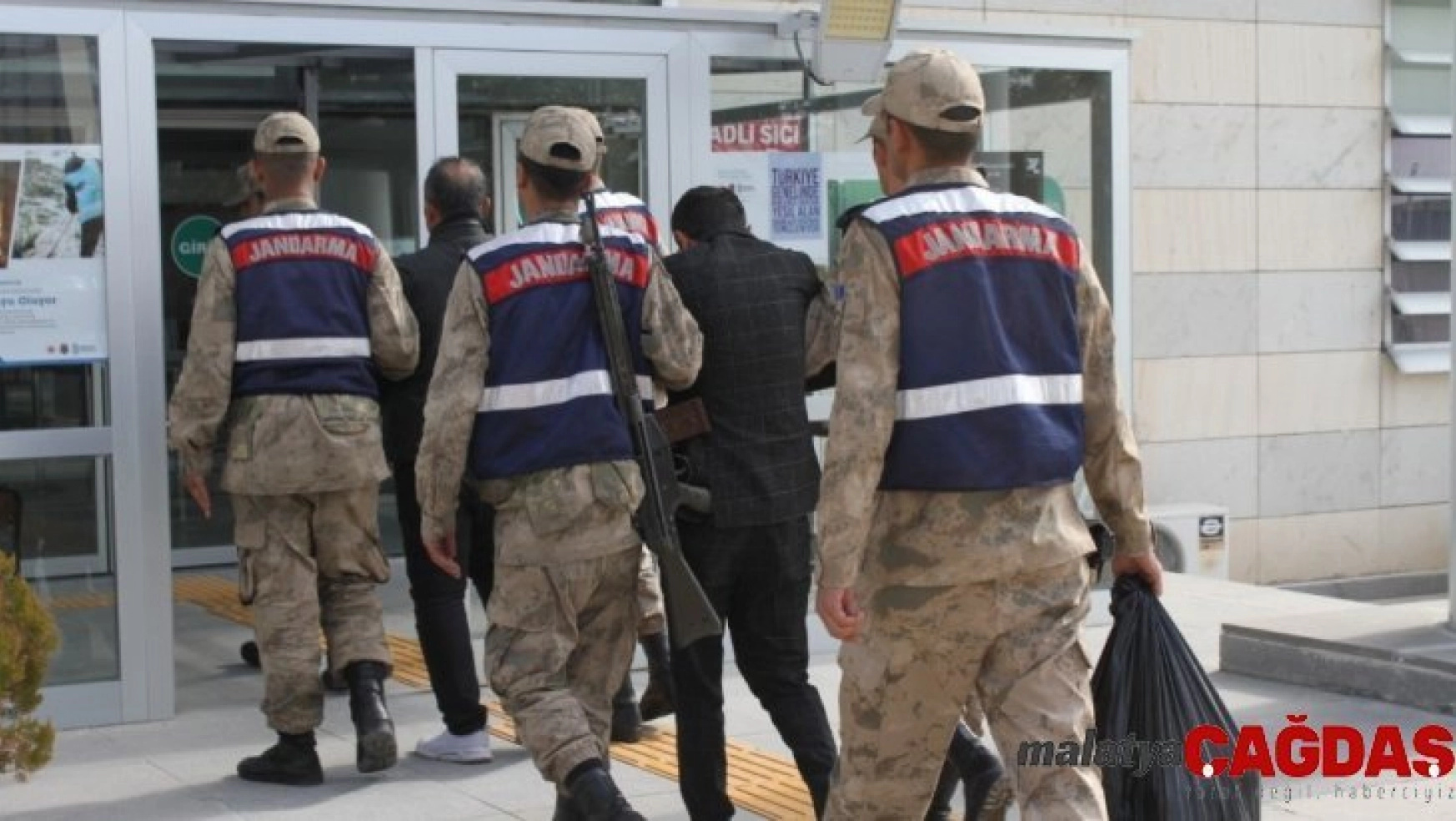 Elazığ'da 5 kilo esrarla yakalanan  2 şüpheli tutuklandı