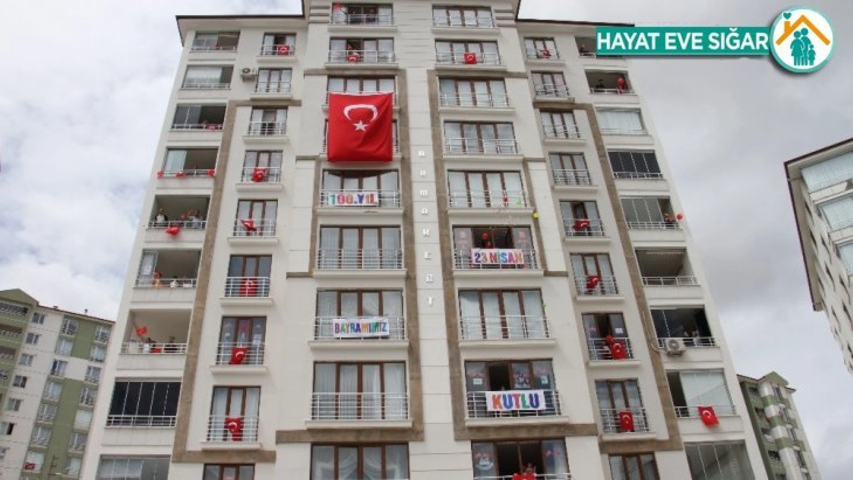 Elazığ'da apartmanlarda coşkulu 23 Nisan kutlaması