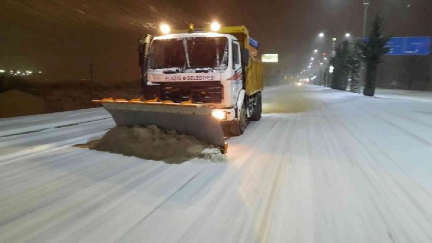 Elazığ'da belediye ekipleri gece de karla mücadelesini sürdürüyor