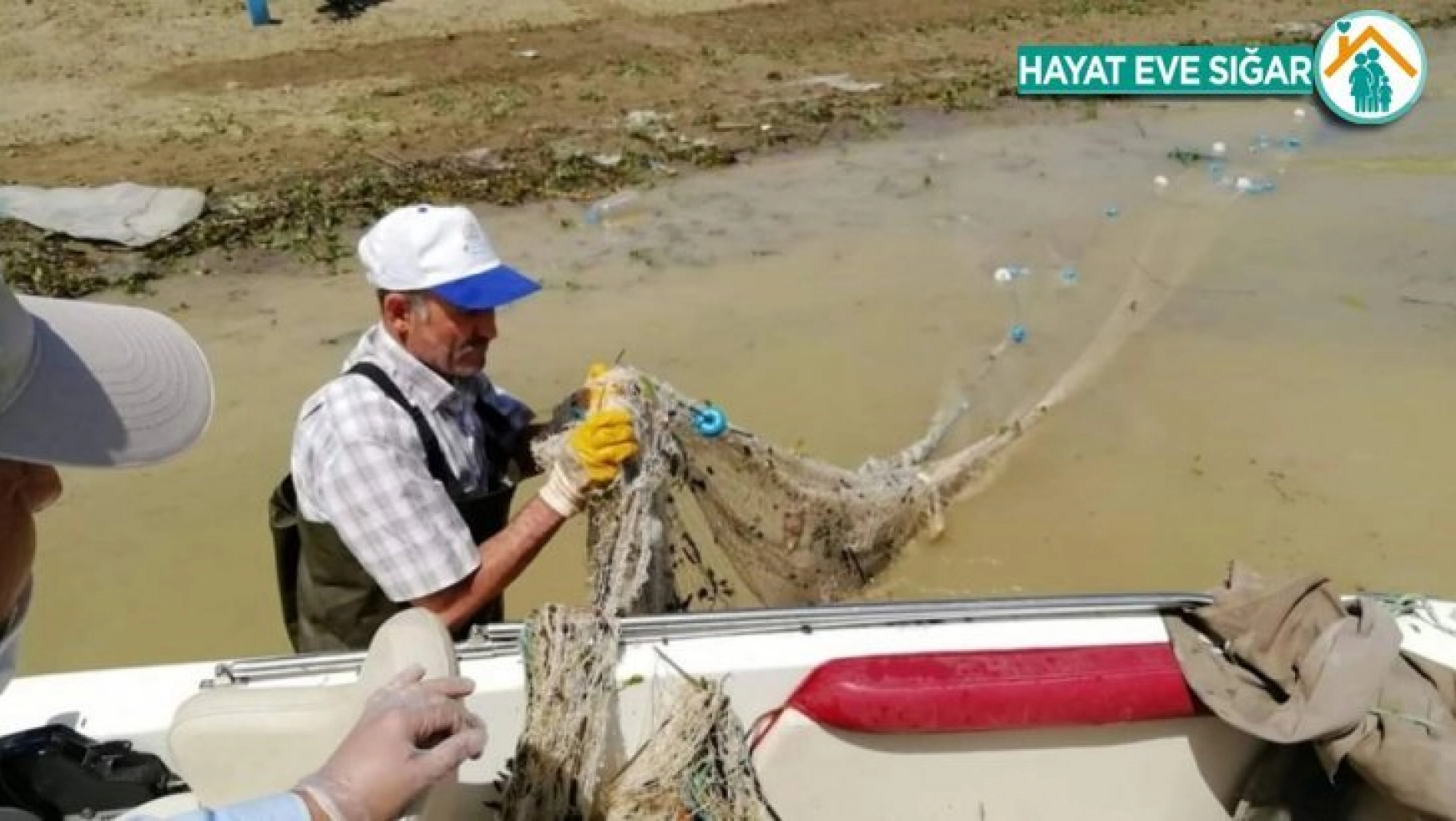 Elazığ'da bin metrelik kaçak balık ağı toplanarak imha edildi