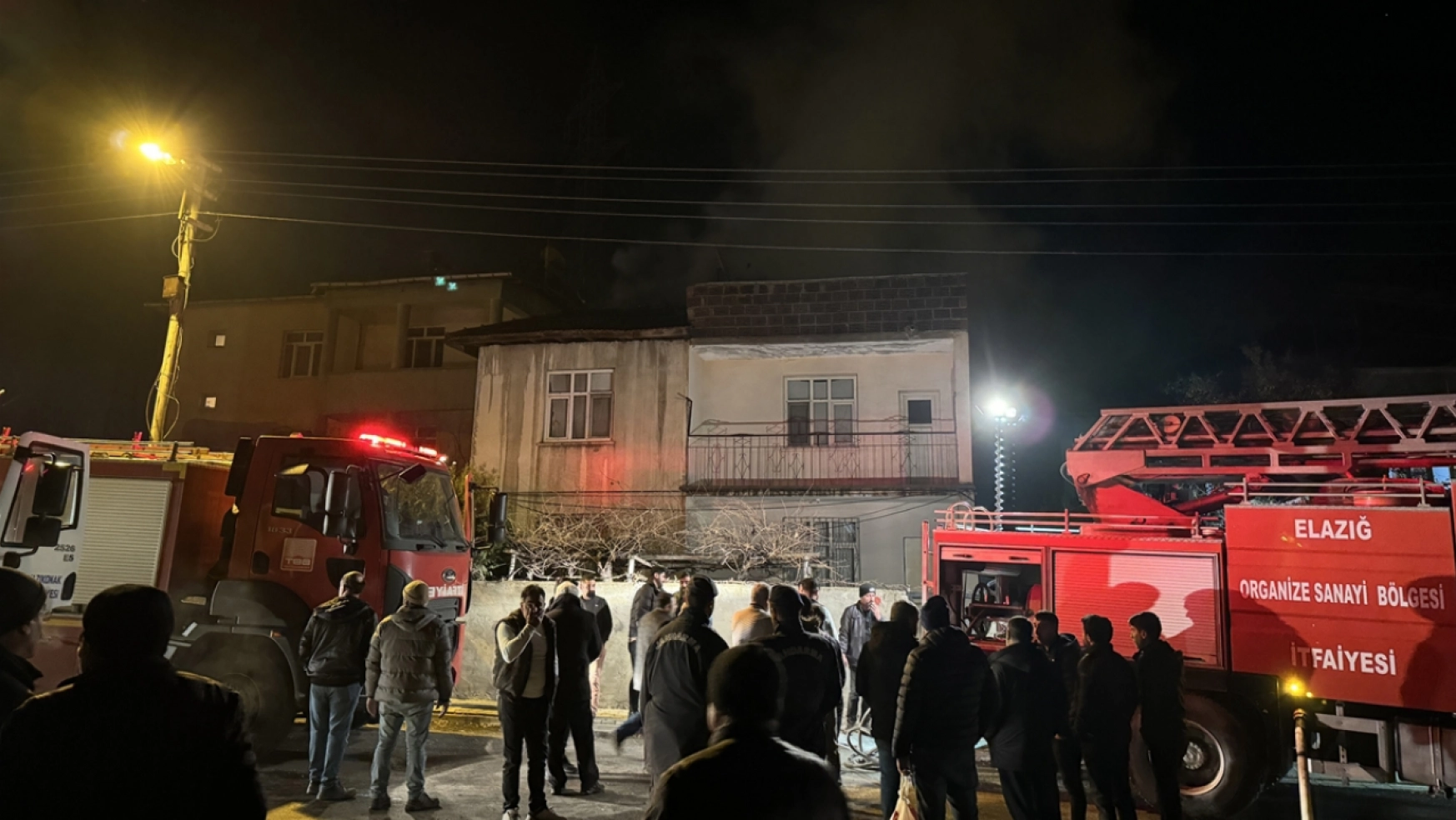 Elazığ'da bir binanın çatısında çıkan yangın söndürüldü