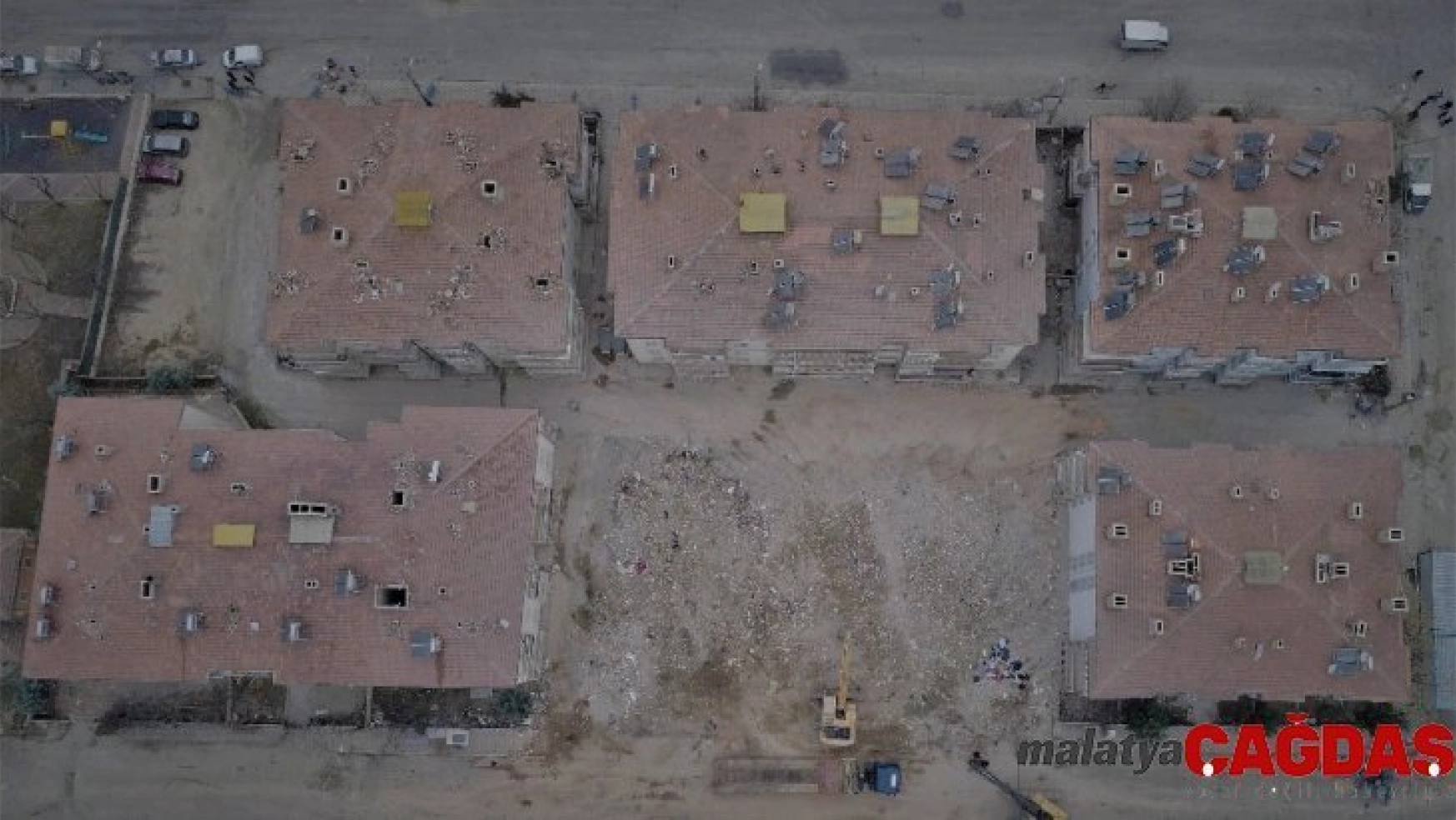 Elazığ'da depremle çöken binalarda enkaz kaldırma çalışmaları