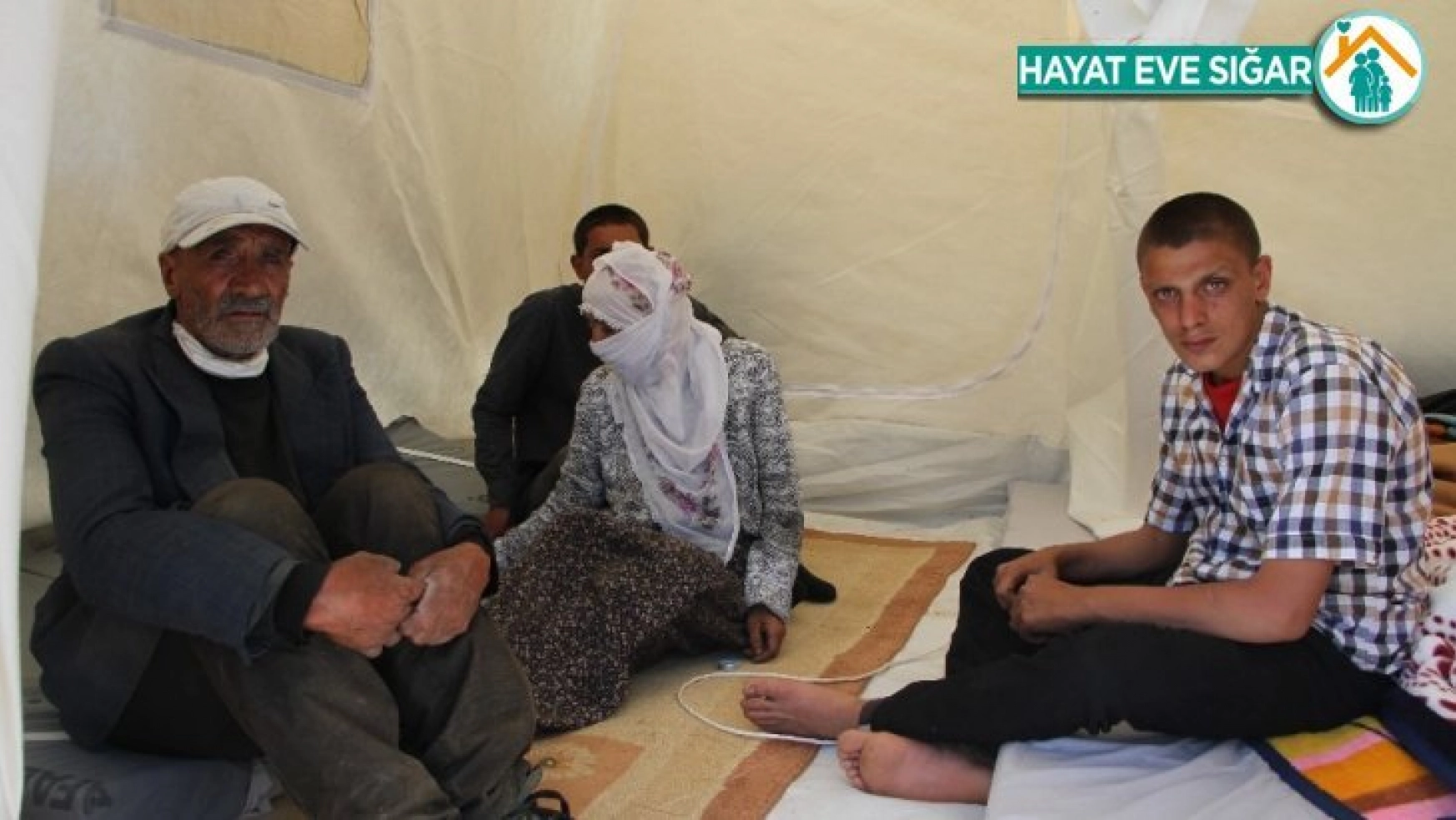 Elazığ'da evi yanan 2 çocuğu engelli aile çadıra yerleşti