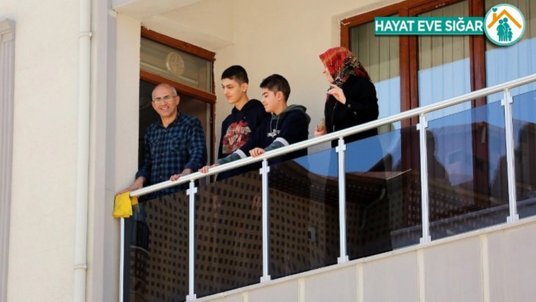 Elazığ'da gençlere sürpriz doğum günleri