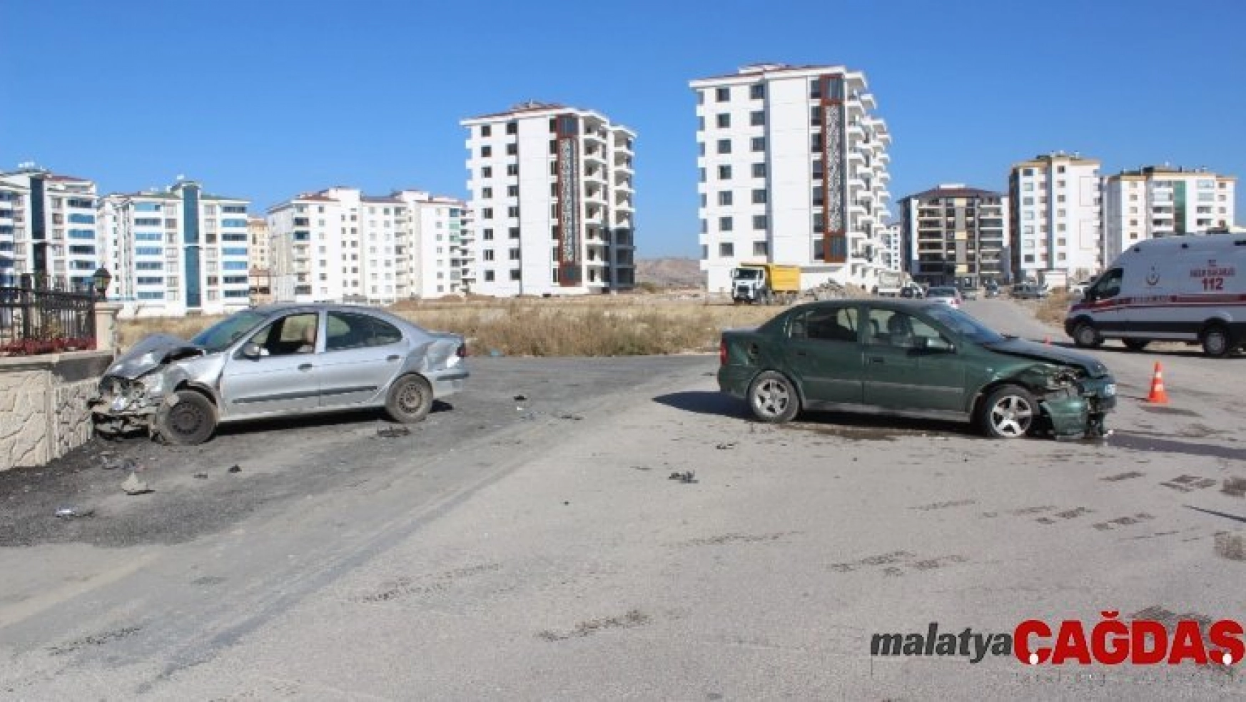 Elazığ'da iki otomobil çapıştı: 12 yaralı