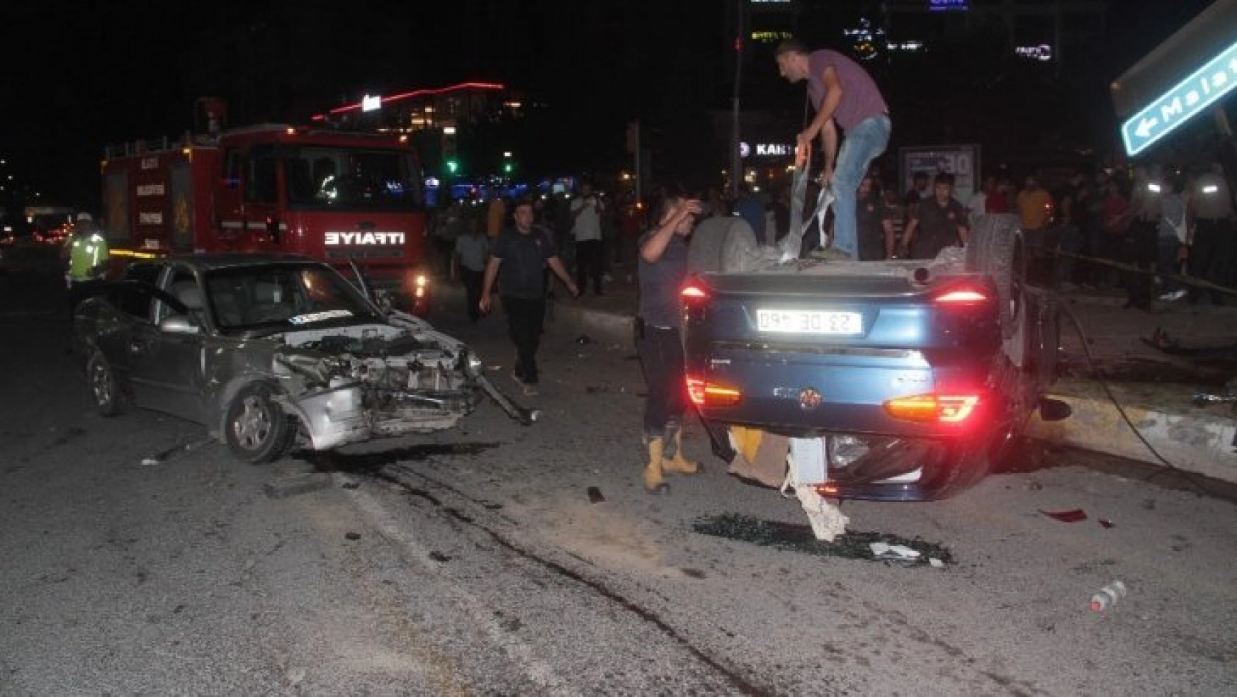 Elazığ'da iki otomobil çarpıştı, biri takla attı: 3 yaralı