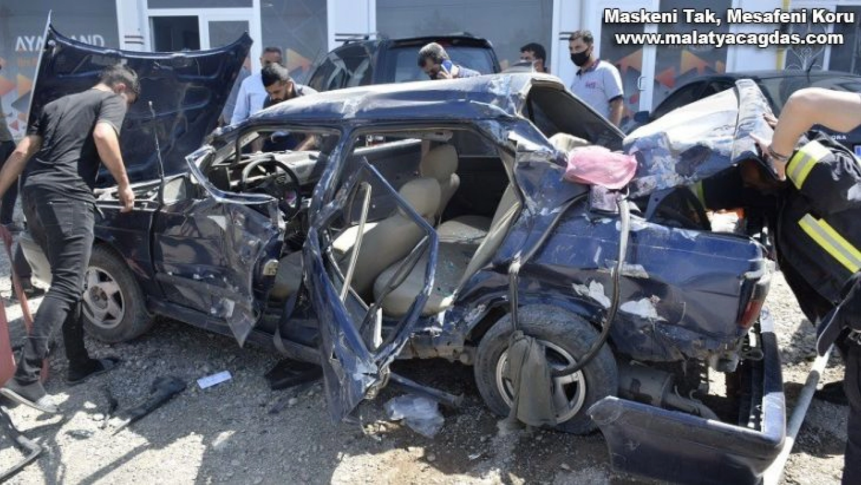 Elazığ'da kamyonete arkadan çarpan otomobil hurdaya döndü: 2 yaralı