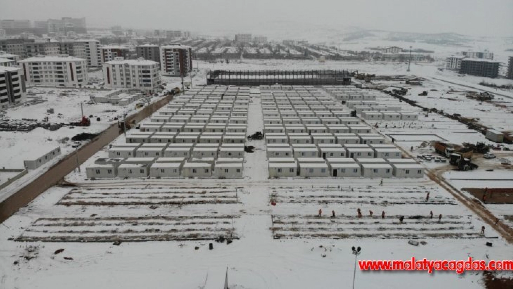 Elazığ'da kar altında konteyner kent kurulumu aralıksız devam ediyor