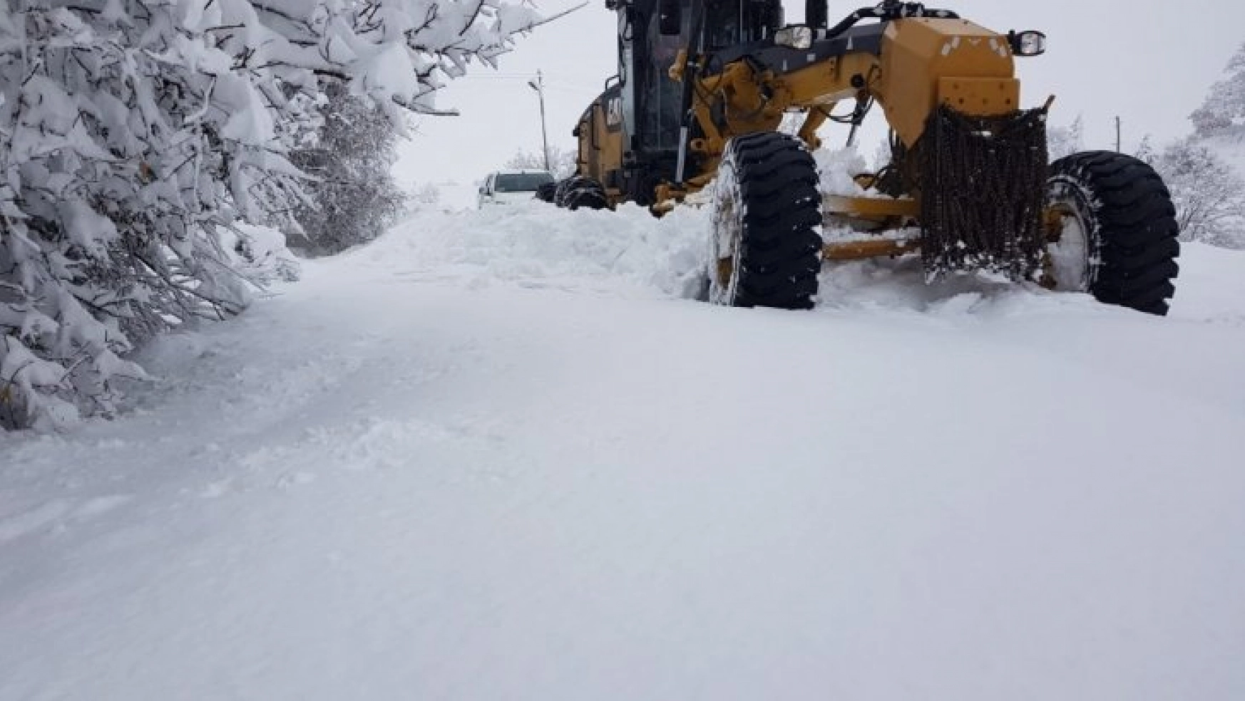 Elazığ'da karla kaplı 22 köy yolunda çalışma yürütülüyor