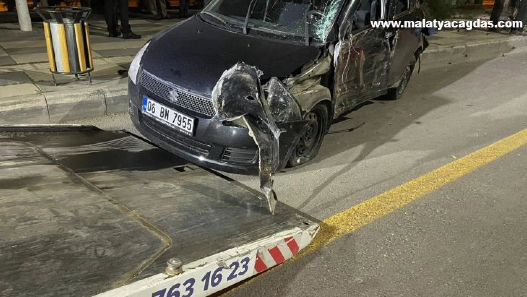 Elazığ'da kontrolden çıkan otomobil ağacı devirdi: 3 yaralı