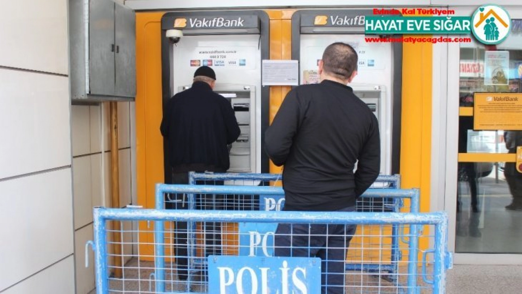 Elazığ'da korona virüsüne karşı ATM önlerinde sosyal mesafe  önlemi