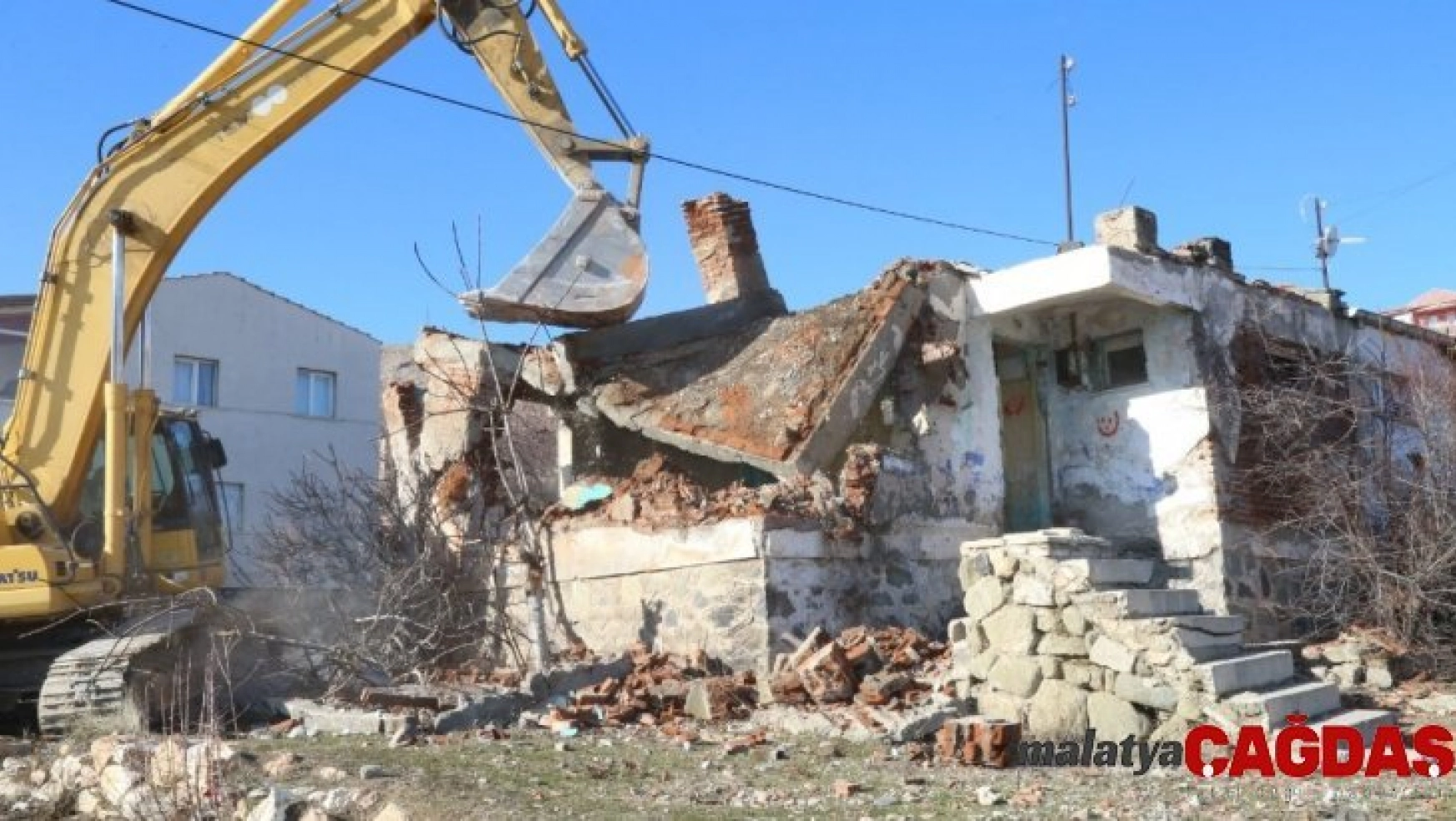Elazığ'da metruk binaların yıkımı başladı
