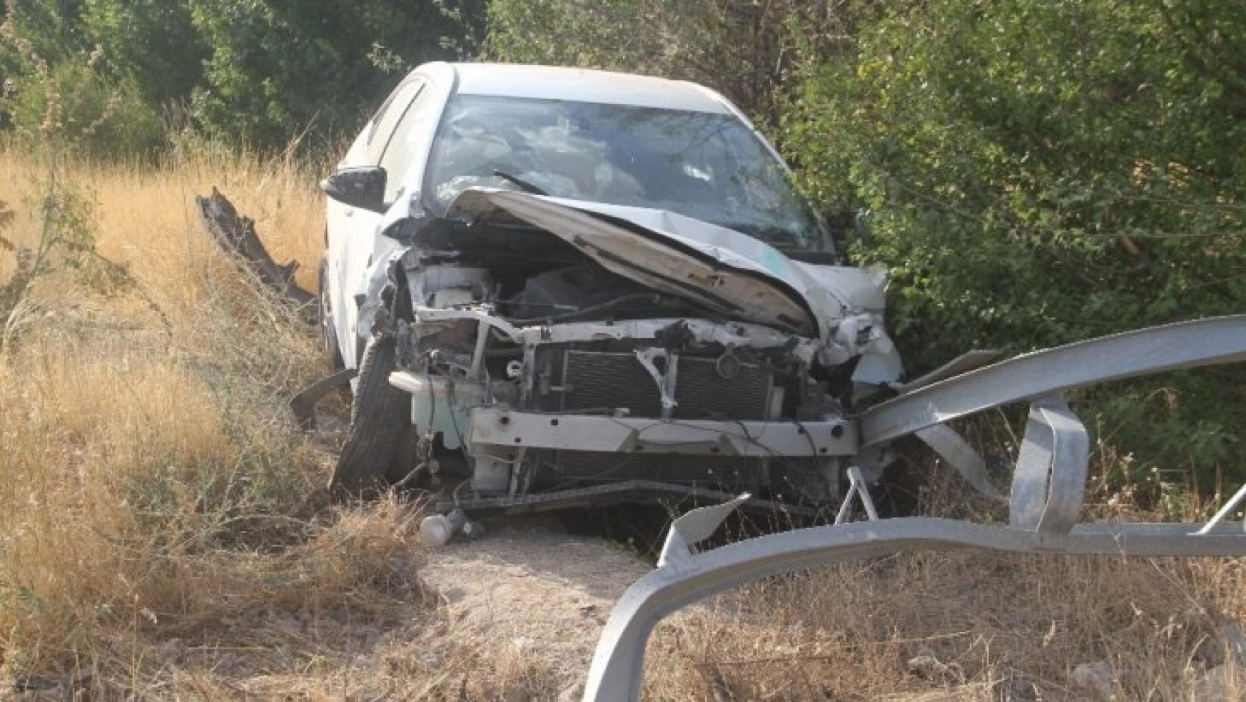 Elazığ'da otomobil direğe çarptı: 1'i çocuk 3 yaralı