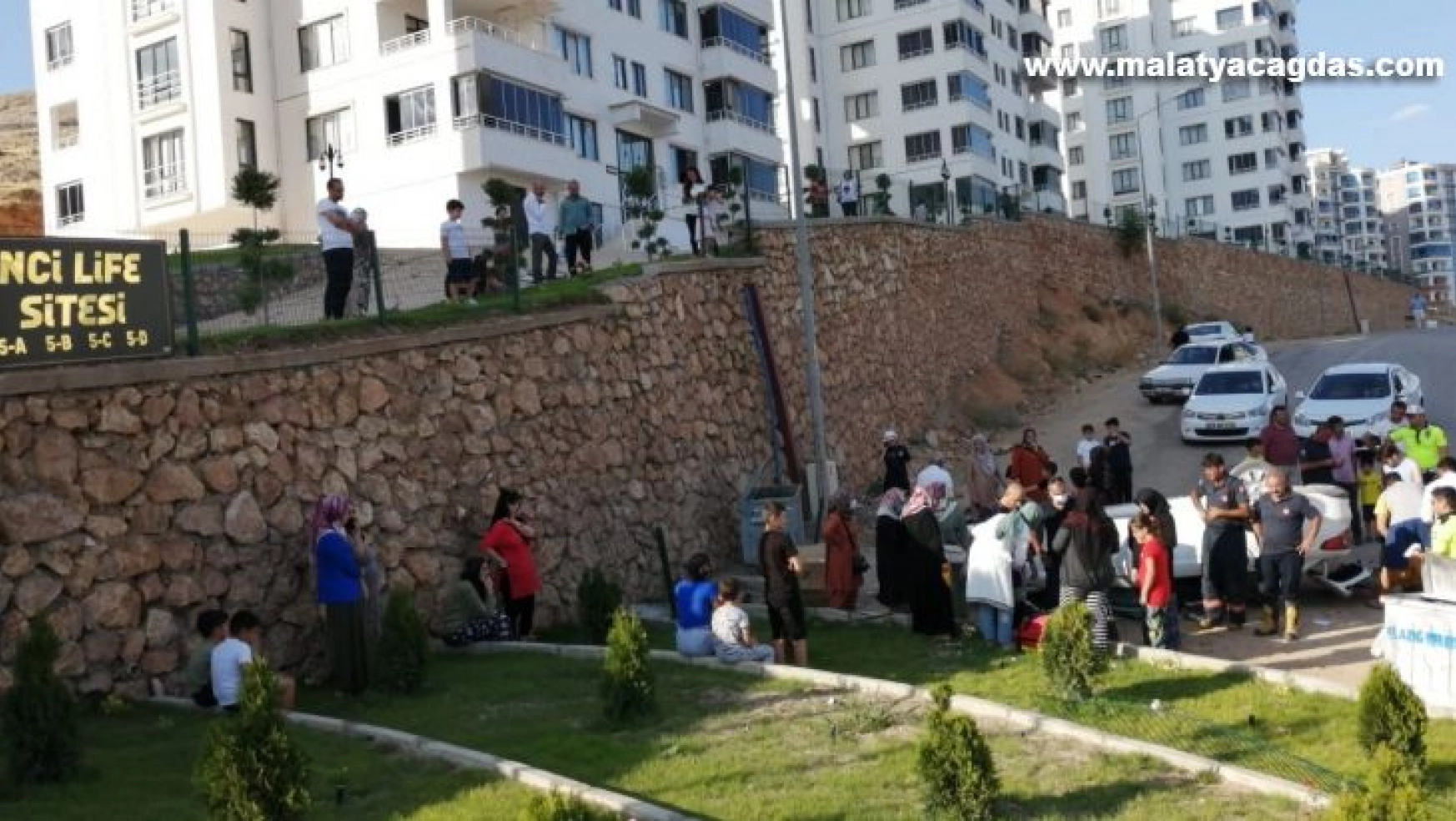 Elazığ'da otomobil istinat duvarından uçtu: 2 yaralı