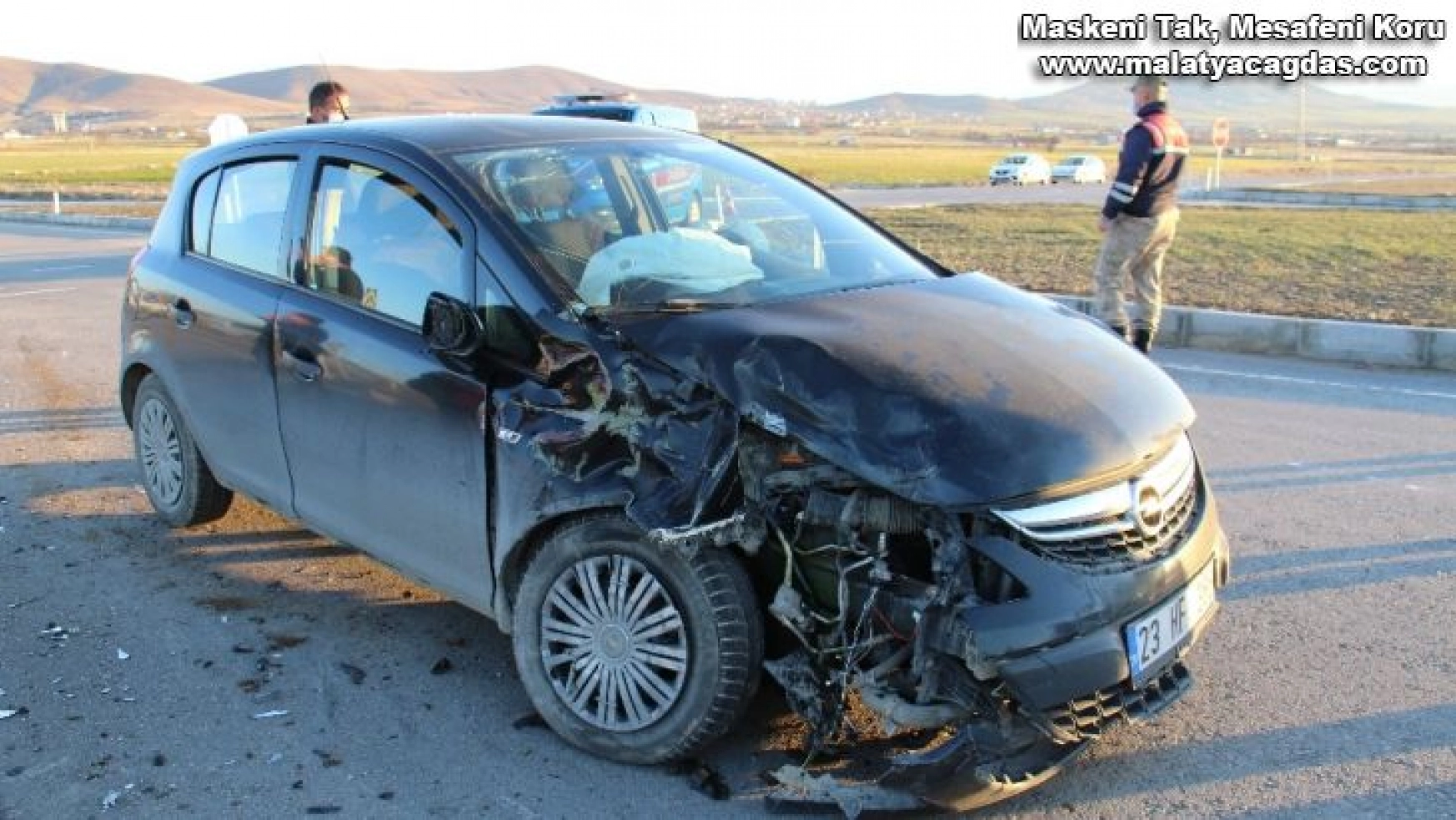 Elazığ'da otomobil traktöre çarptı: 4 yaralı