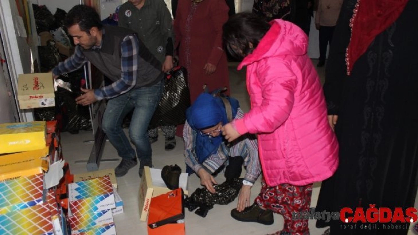 Elazığ'da özel çocuklara bot ve mont hediye edildi